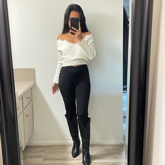 BIN#11 - FASHION NOVA Women’s XS White Cropped Sweater - Picture 3 of 13